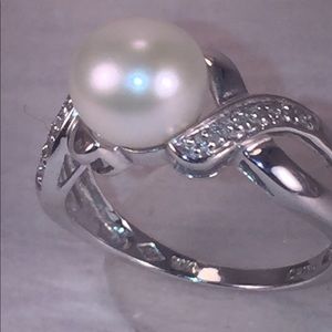 *Stunning Solid 10K Cultured Pearl Diamond Ring
